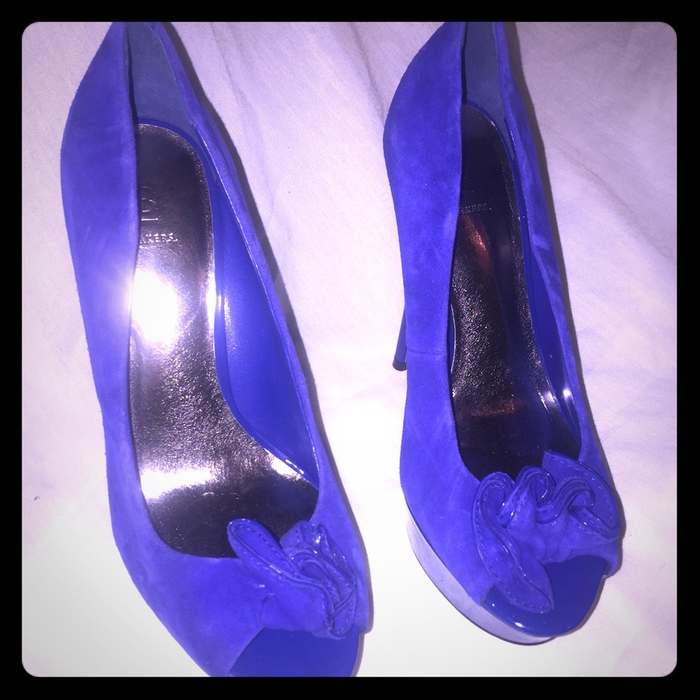 Brand New BAKERS suede ruffled peep toe pumps